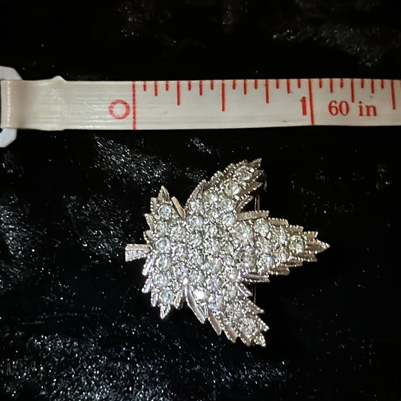 Silver toned Maple ๐ leaf with rhinestones brooch - Picture 4 of 5